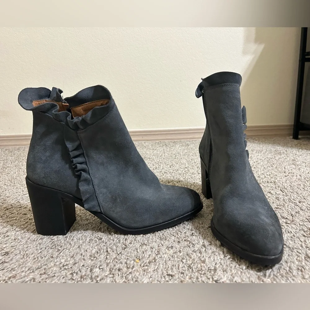 Klub Nico Bellamy Suede Ruffle Ankle Boots Gray Black Side Zip Leather Size 9